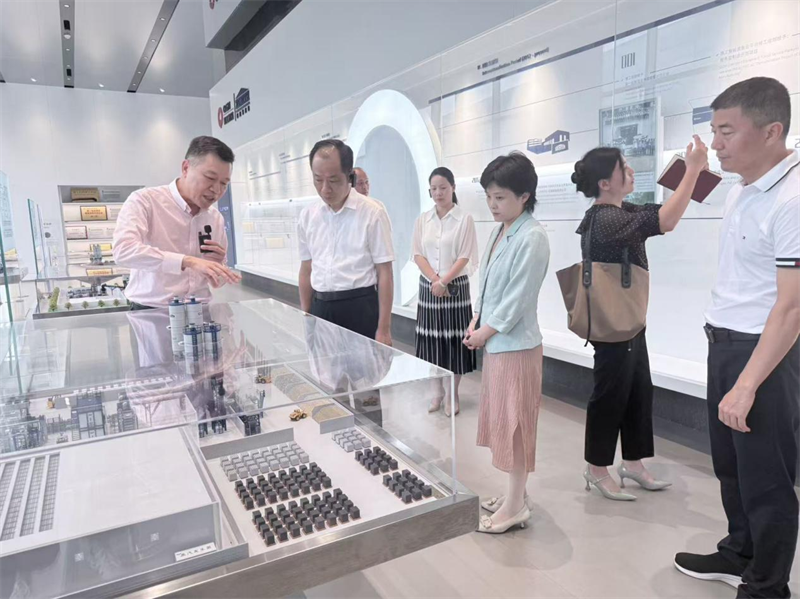 Thug an mhaoirseacht dhaonlathach speisialta ar Choiste Bardasach Quazhou i Sraith Féin-Rialtais Daonlathach Taiwan cuairt ar Quangong Co., Ltd le haghaidh taighde