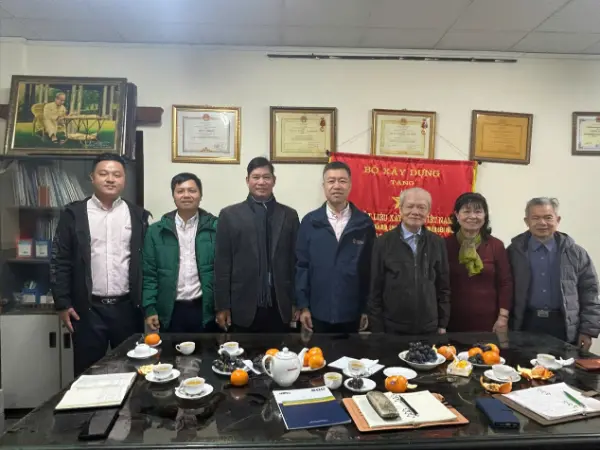 Chuir Fu Guohua, Leas-Bhainisteoir Ginearálta Quangong Machinery Co., Ltd, toscaireacht chun cuairt a thabhairt ar Chumann Ábhair Foirgníochta Vítneam chun malartú agus comhar a chur chun cinn idir tionscail ábhar tógála na Síne agus Vítneam.