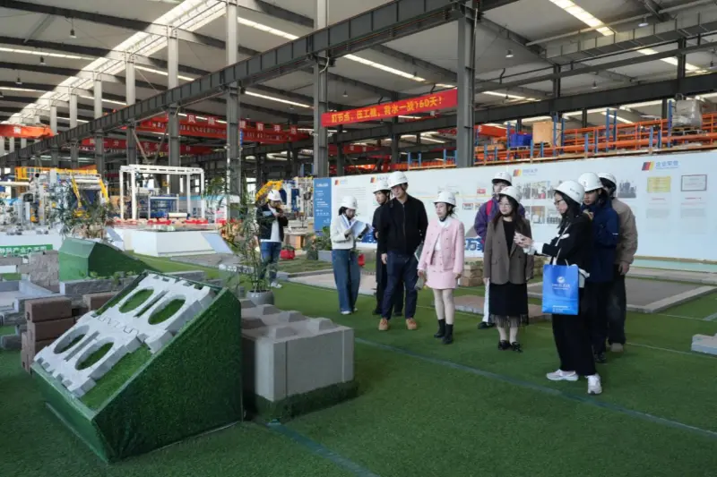 Ag díriú ar riachtanais forbartha thar lear, comhoibríonn Quangong Machinery Co., Ltd le Fuzhou University of Foreign Studies and Trade chun buanna atá dírithe go hidirnáisiúnta a chothú.